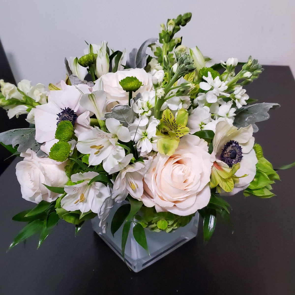 Table arrangement in white and green colors