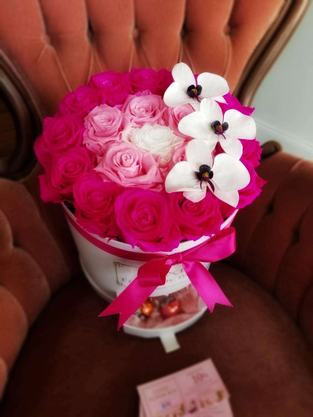 <transcy>Caja redonda grande con cajones-Trío de colores rosados ​​con orquídeas blancas-Duran más de 1 año</transcy>